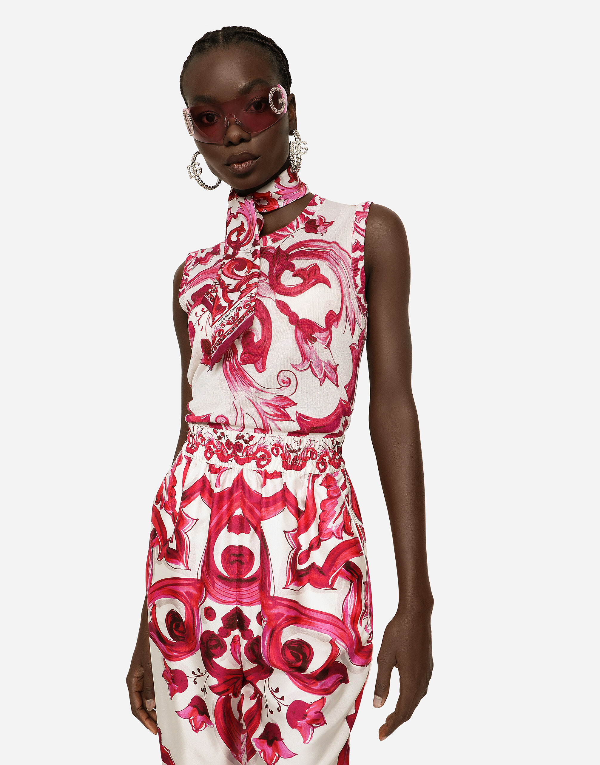 Sleeveless silk top with Majolica print