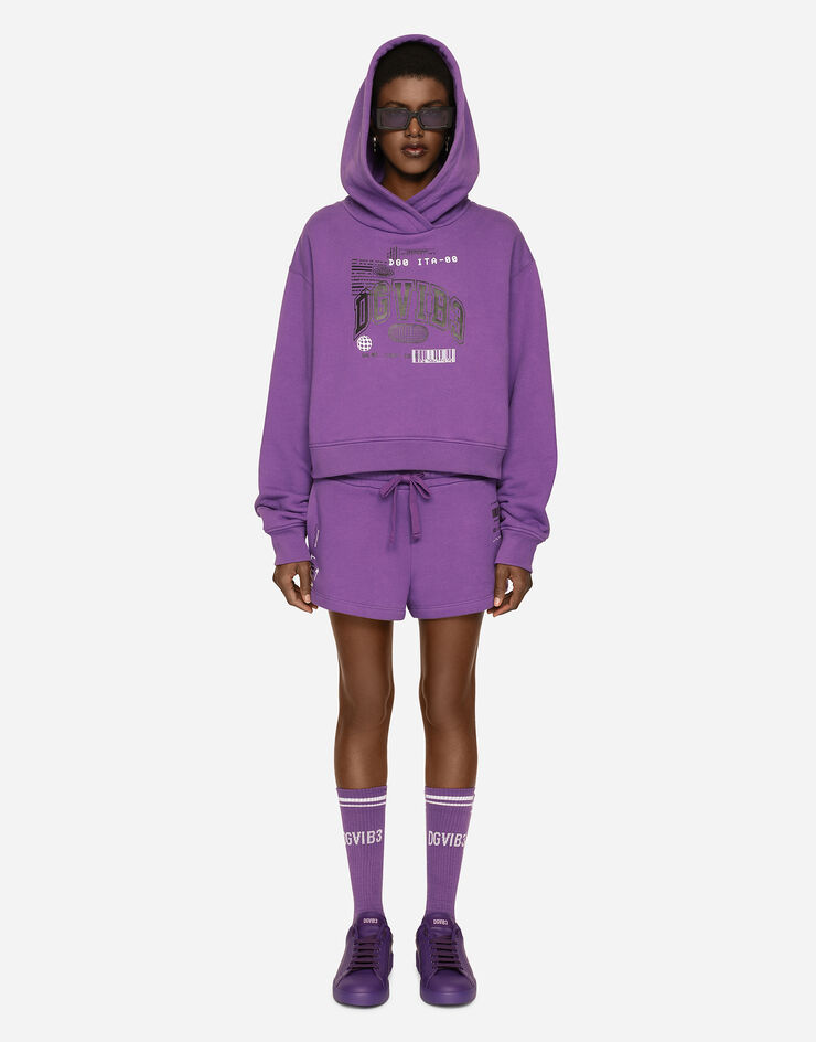 Dolce & Gabbana Shorts aus Baumwolljersey mit Print DGVIB3:<br>• Violett<br>• Normaler Bund mit Gummi- und Tunnelzug<br>• Seitentaschen<br>• Innenbeinlänge 5 cm bei Größe 40 IT<br>• Beinsaum 34 cm bei Größe 40 IT<br>• Das Model ist 175 cm groß und trägt Größe 40 IT<br>• Made in Italy DGVIB3 Violett FT003TG7K6Y