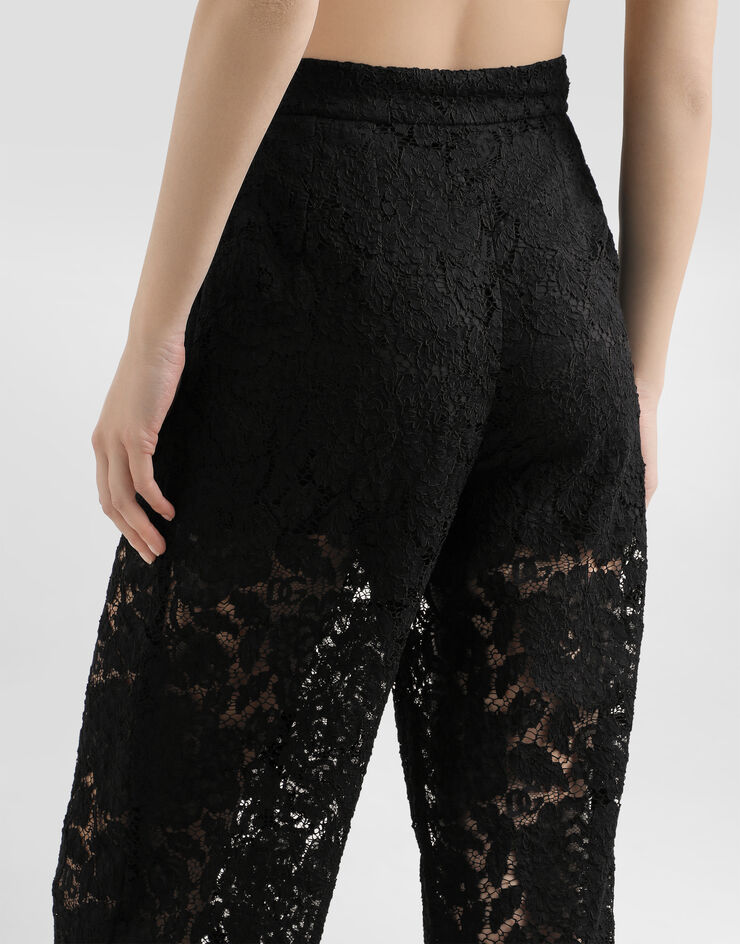Dolce & Gabbana Ausgestellte Hose aus elastischer Spitze mit Logo Schwarz FTCPTTFLRE1