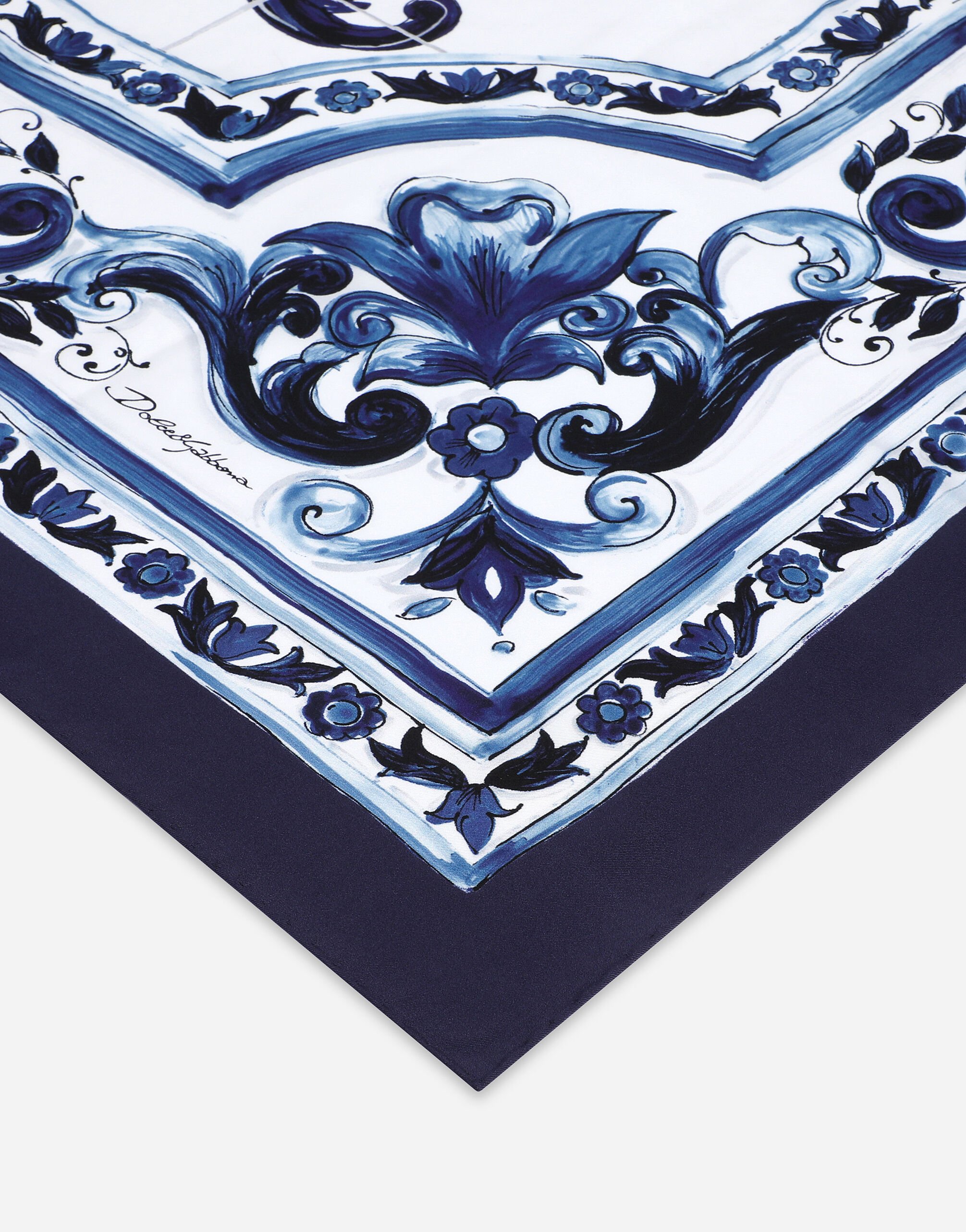 【送料&関税込】Dolce & Gabbana Large Majolica-print Twi Large majolica-print twill scarf (140 x 140) in Multicolor