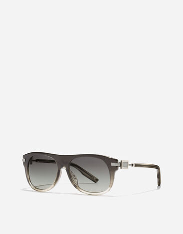 Dolce & Gabbana Sonnenbrille mit Metallplakette Gradient striped grey VG4546VP411
