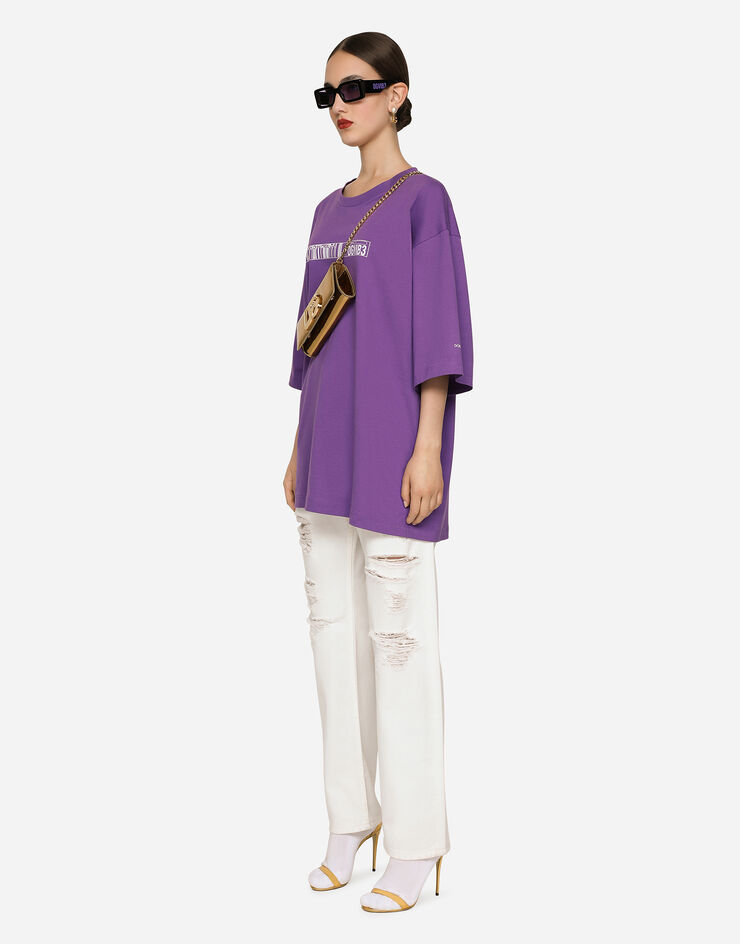 Dolce & Gabbana Kurzarm-T-Shirt mit Rundhalsausschnitt aus Baumwolljersey mit Print DGVIB3:<br>• Grün<br>• Rundhalsausschnitt<br>• Weite kurze Ärmel<br>• Weite Passform<br>• Der Artikel hat bei Größe S IT eine Länge von 79 cm ab der hinteren Mitte<br>• Das Model ist 175 cm groß und trägt Größe L IT<br>• Made in Italy Violett F8U94TG7K3D