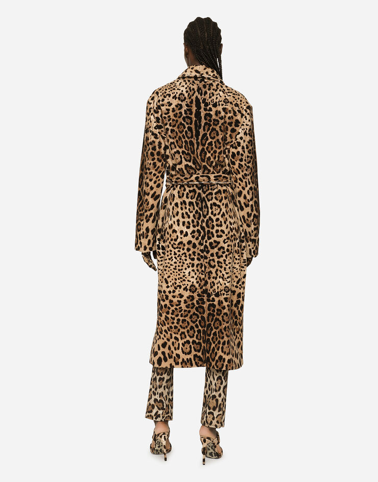 Dolce & Gabbana KIM DOLCE&GABBANA Abrigo con estampado de leopardo en rizo con cinturón y etiqueta Re-Edition Estampado Animalier F0C4PTGDBP6