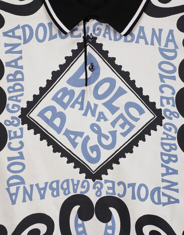 Dolce & Gabbana قميص بولو حرير بطبعة مارينا أزرق فاتح GXZ18TJFMAQ