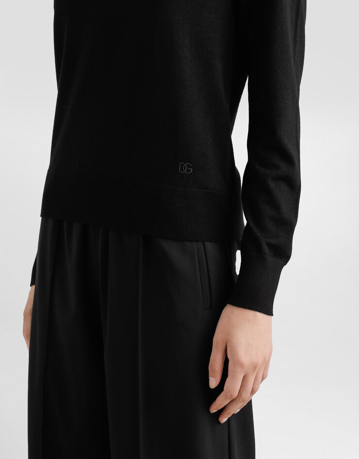 Dolce & Gabbana سترة صوف بياقة عالية وتطريز شعار DG أسود FXW13ZJCVXF