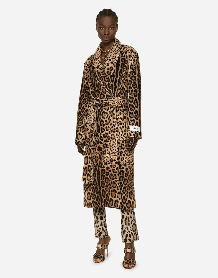 Dolce & Gabbana KIM DOLCE&GABBANA Manteau en éponge à imprimé léopard, ceinture et étiquette Re-Edition Imprimé Animalier F0C4PTGDBP6