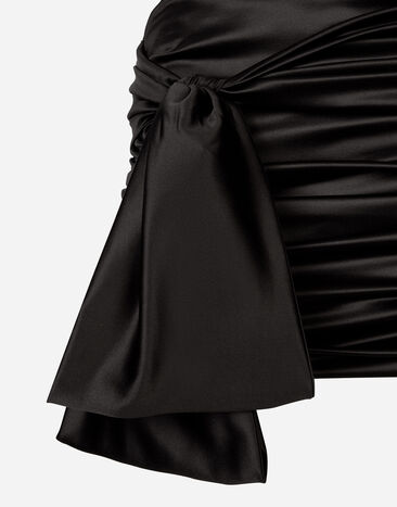Dolce&Gabbana Gonna corta drappeggiata in raso con fiocco laterale Nero F4CRCTFURAG