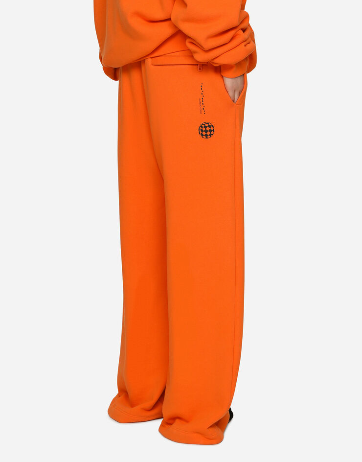 Dolce & Gabbana Jogginghose mit weitem Bein aus Baumwolljersey mit Print DGVIB3:<br>• Orange<br>• Gerippter Bund mit Gummizug<br>• Taschen an den Seiten<br>• Tasche hinten<br>• Innenbeinlänge 83 cm bei Größe S <br>• Beinsaum 26 cm bei Größe S <br>• Das Model ist 175 cm groß und trägt Größe M IT<br>• Made in Italy Orange FT006TG7K3G