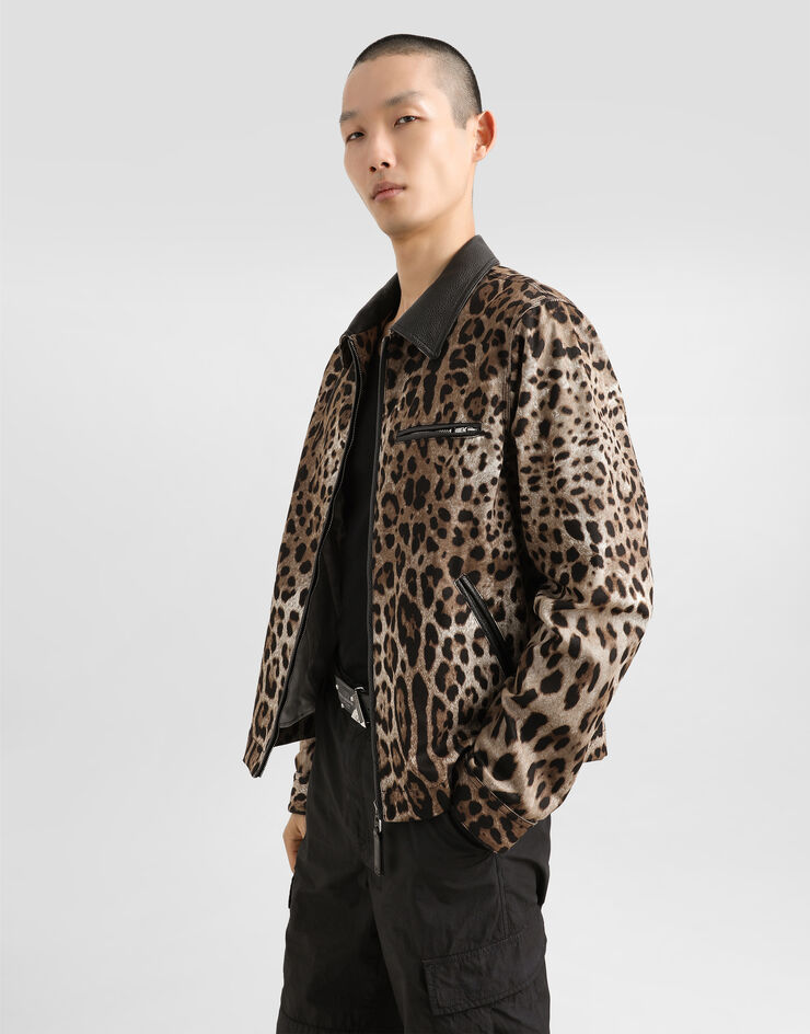 Dolce & Gabbana Jacke aus Baumwolle Leoprint mit Plakette Drucken G9BIOTFSFN4