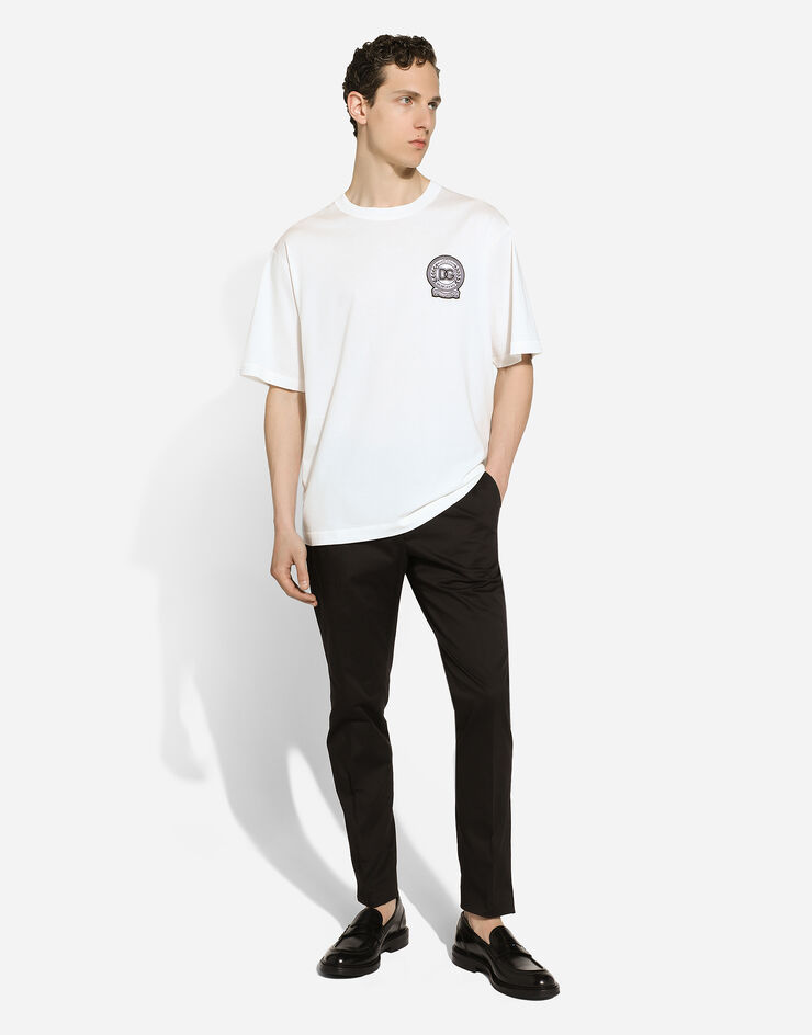 Dolce & Gabbana T-Shirt aus bedruckter Baumwolle mit Logostickerei Weiss G8PN9ZG7NYE