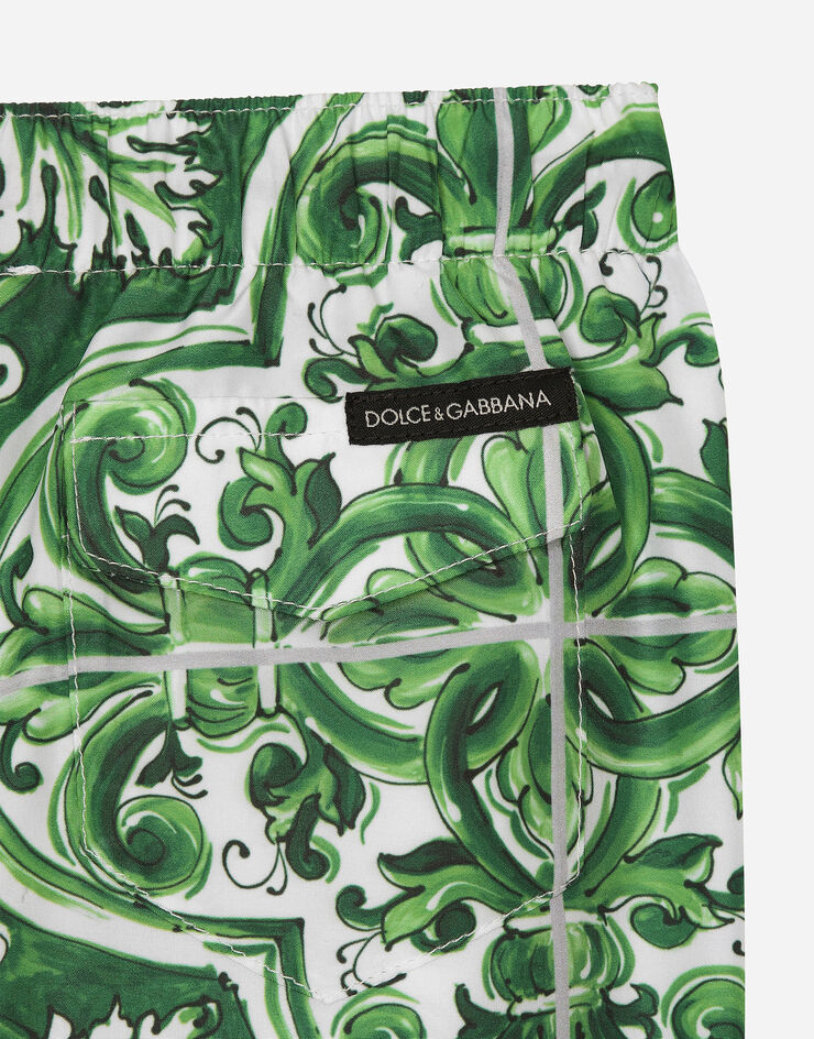 Dolce & Gabbana شورت سباحة نايلون بطبعة ماجوليكا خضراء عليه بالكامل مطبعة L1J818ON01C