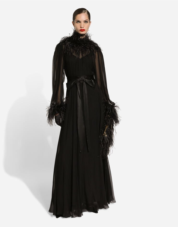 Dolce & Gabbana Robe longue en mousseline de soie avec détails en plumes d’autruche Noir F6JRCTFU1AT