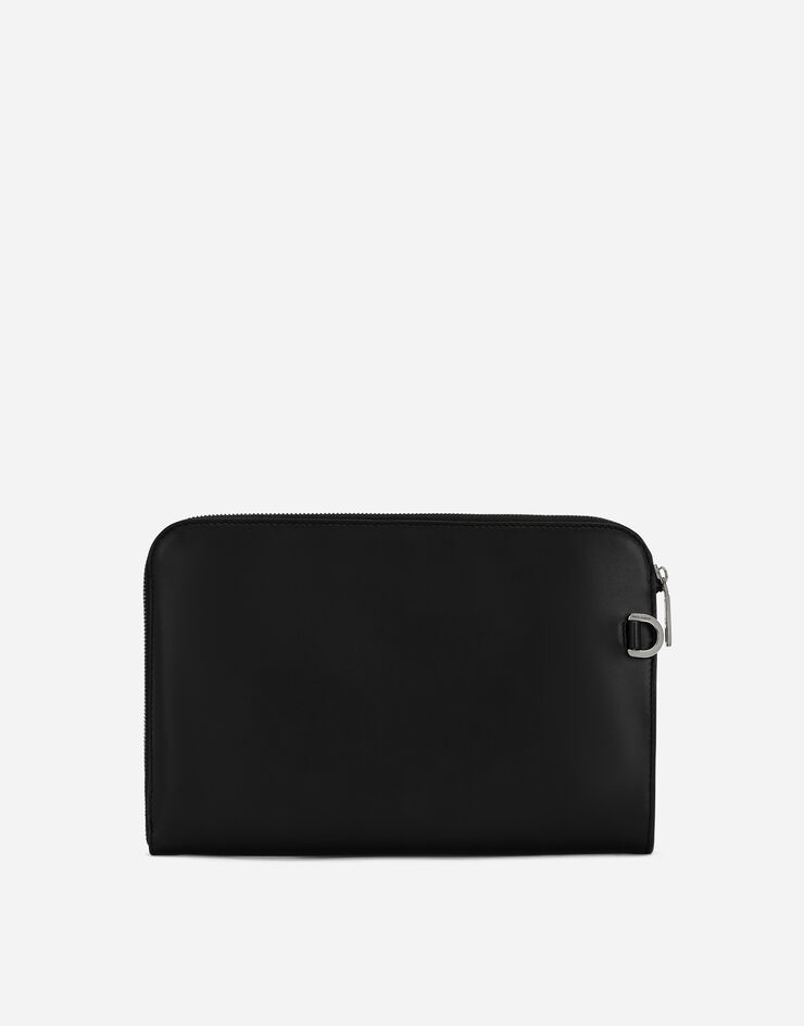 Dolce & Gabbana حقيبة باوتش صغيرة من جلد عجل بشعار بارز أسود BM1751AG218