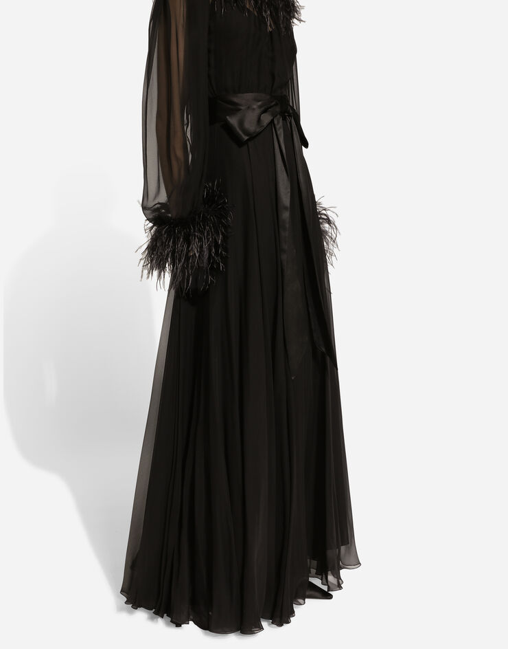 Dolce & Gabbana Robe longue en mousseline de soie avec détails en plumes d’autruche Noir F6JRCTFU1AT