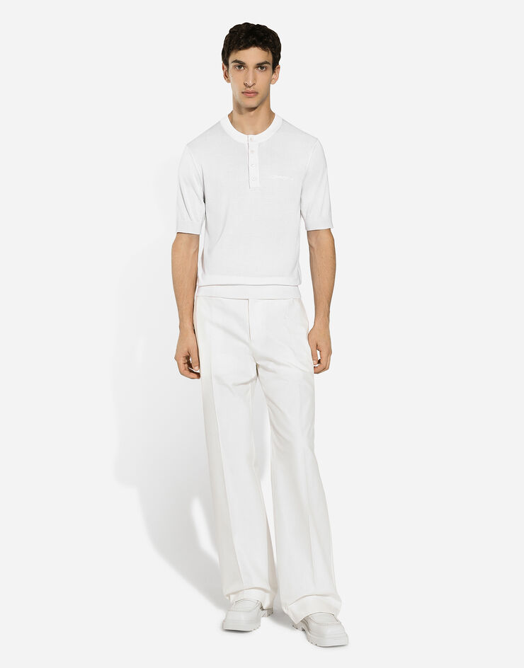 Dolce & Gabbana Serafino-Shirt aus Seide mit Dolce&Gabbana-Logostickerei Weiss GXX04ZJBSJS