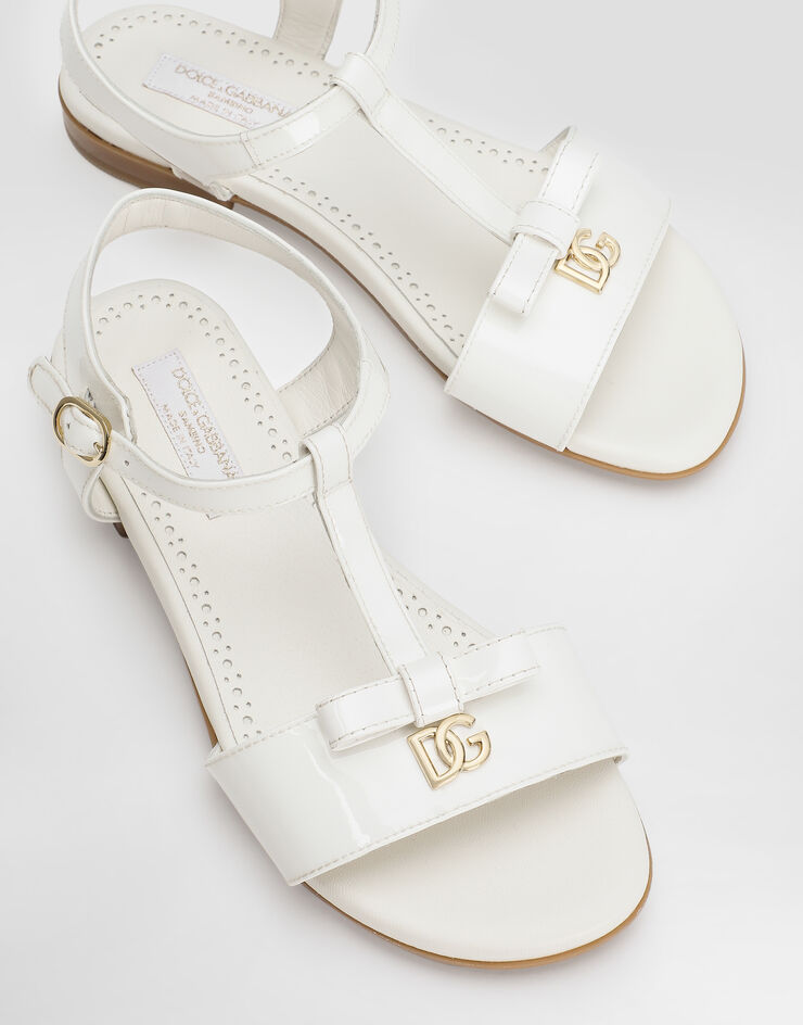 Dolce & Gabbana 메탈 DG 로고 페이턴트 가죽 샌들 화이트 D11155A1328