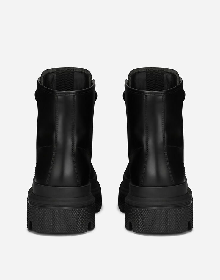 Dolce & Gabbana حذاء بوت برقبة للكاحل من جلد عجل للمشي الطويل أسود A60566AB640