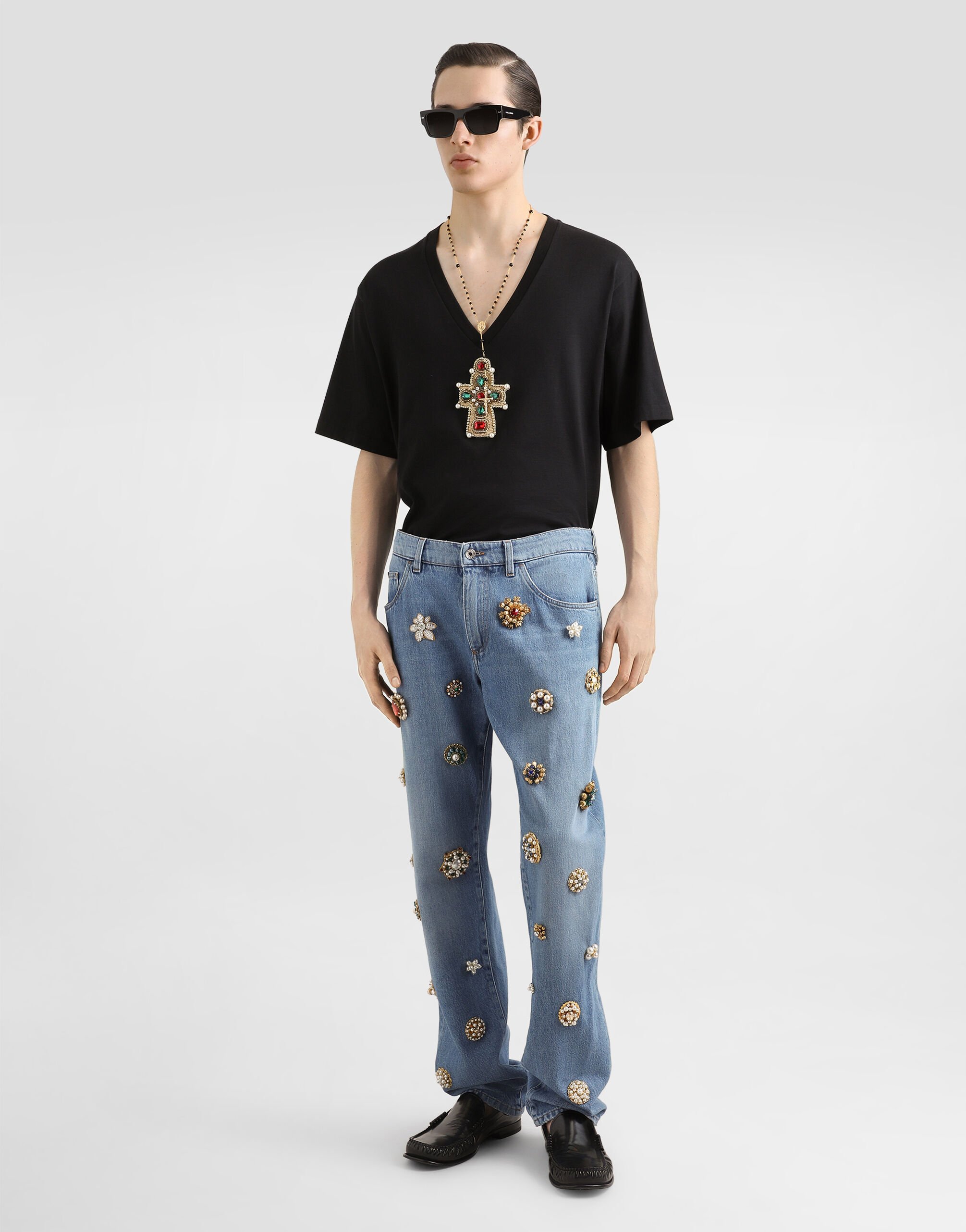 【Dolce & Gabbana】DGパッチ付きコットンVネックTシャツ Cotton V-neck T-shirt with patch in Black for Men