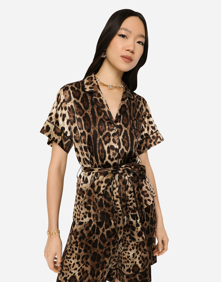 Dolce & Gabbana Chemise en soie avec ceinture Imprimé Animalier F5G67TFSAXY