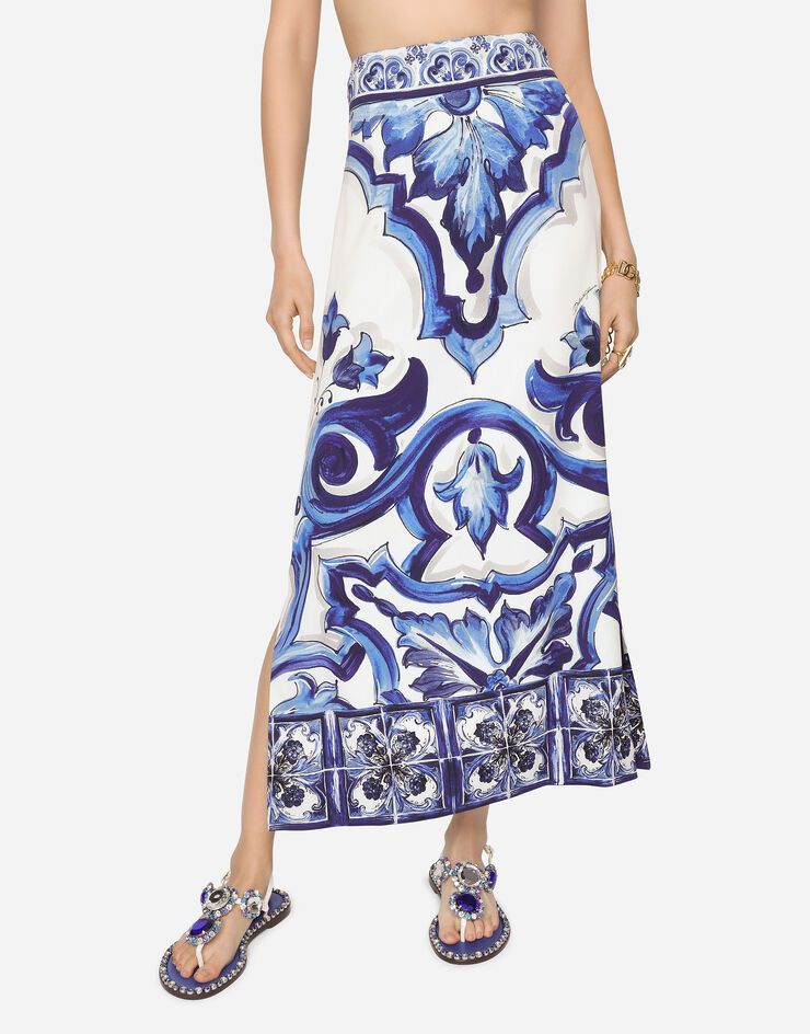 Dolce&Gabbana Jupe mi-longue fendue en charmeuse à imprimé majoliques Multicolore F4CEMTHPABX