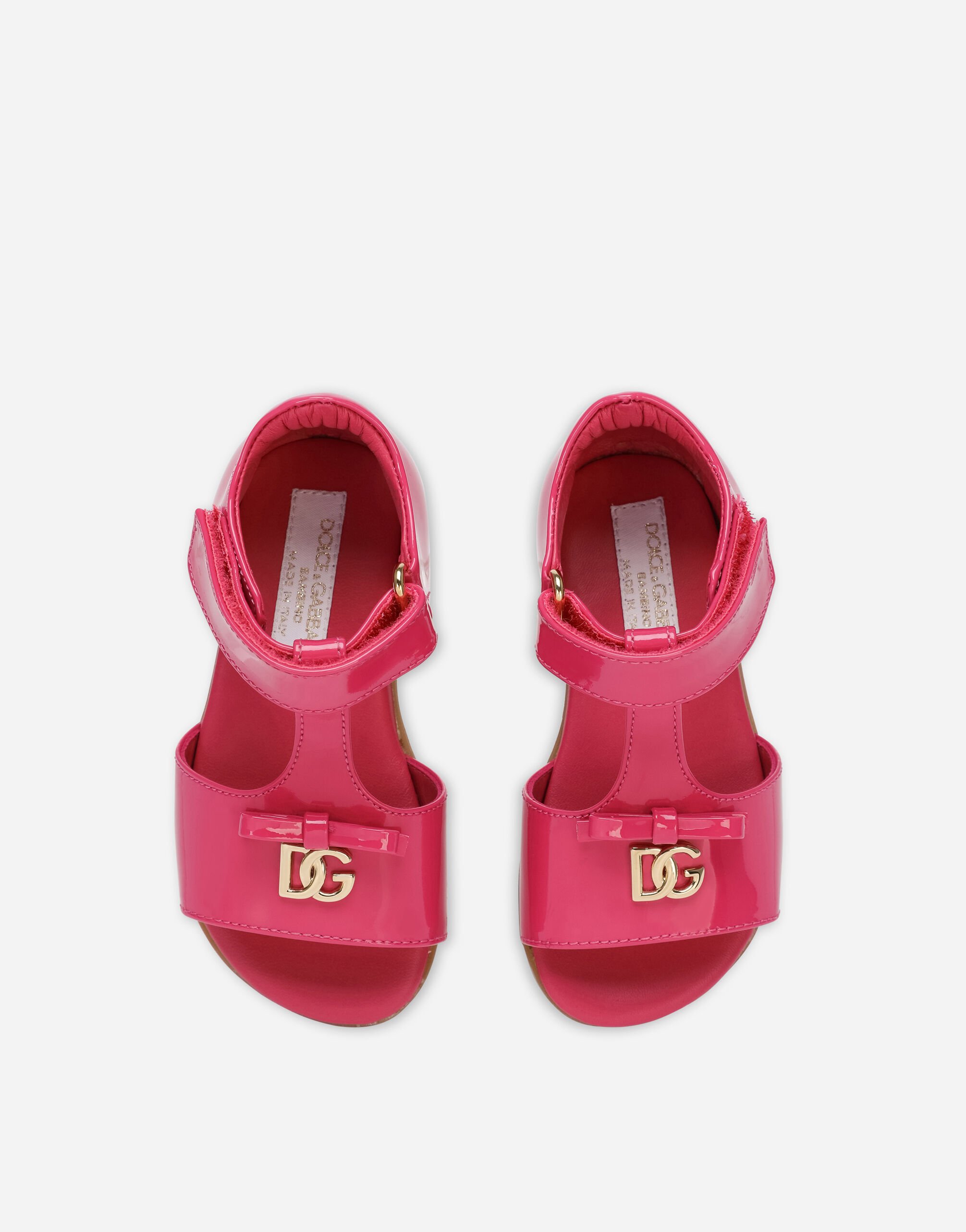 Patent leather first steps sandals with metal DG logo in Pink for