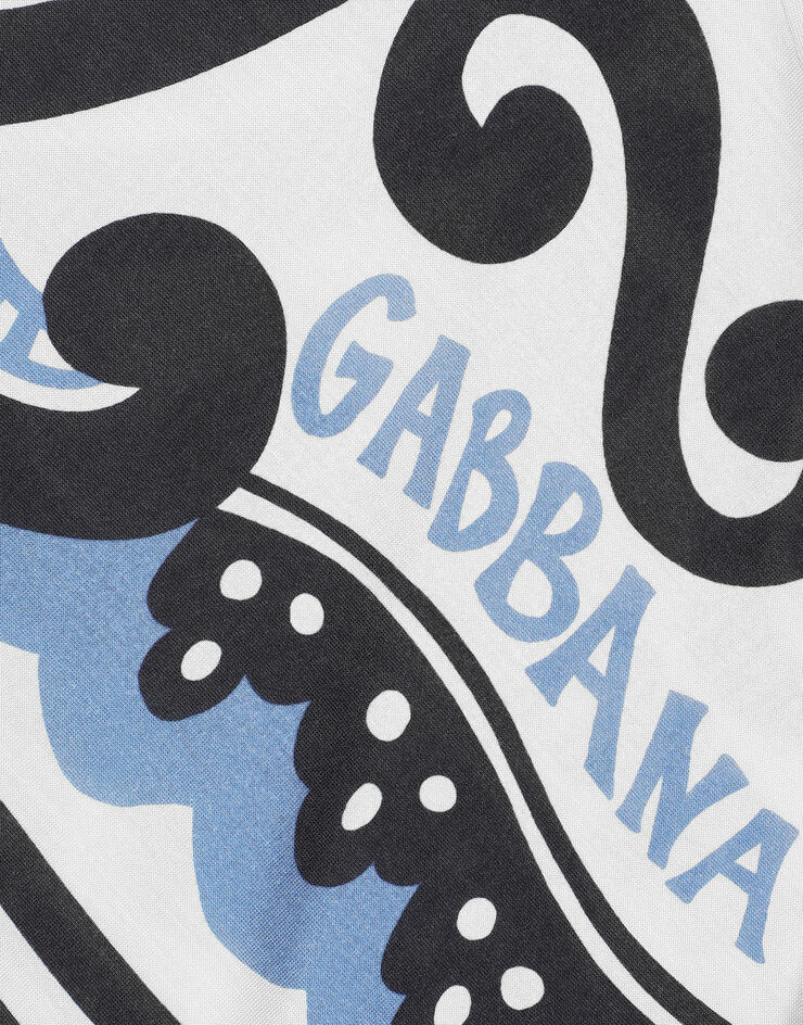 Dolce & Gabbana تيشيرت حرير بأكمام قصيرة وطبعة مارينا أزرق فاتح G8PB8TG7K5S