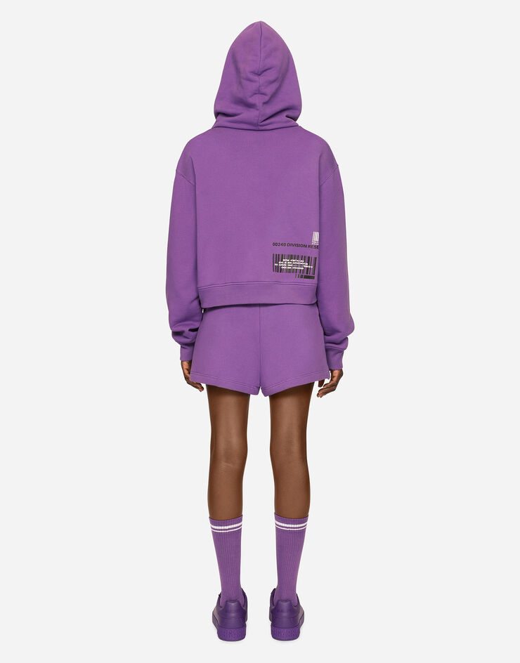 Dolce & Gabbana Shorts aus Baumwolljersey mit Print DGVIB3:<br>• Violett<br>• Normaler Bund mit Gummi- und Tunnelzug<br>• Seitentaschen<br>• Innenbeinlänge 5 cm bei Größe 40 IT<br>• Beinsaum 34 cm bei Größe 40 IT<br>• Das Model ist 175 cm groß und trägt Größe 40 IT<br>• Made in Italy DGVIB3 Violett FT003TG7K6Y