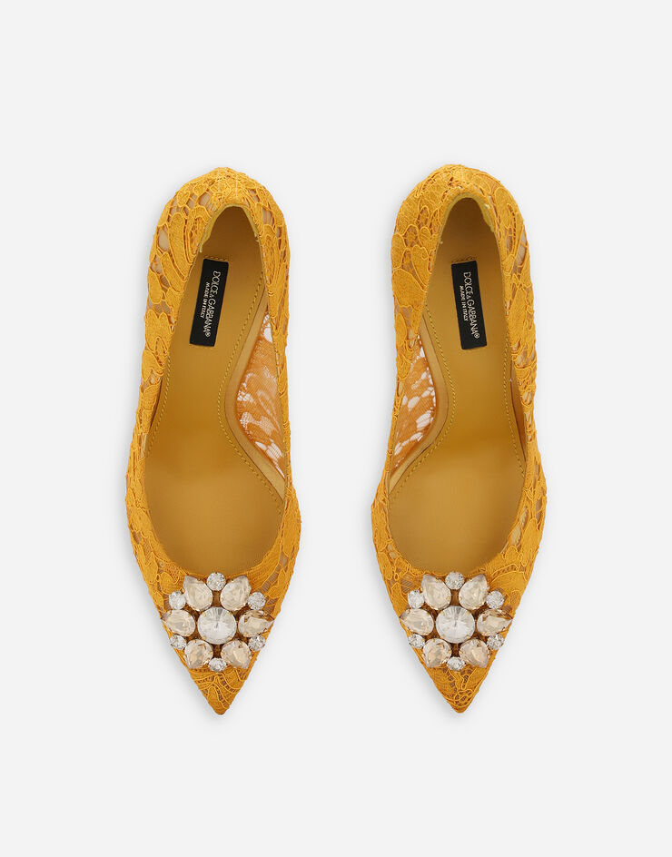 Dolce & Gabbana Zapato de salón rainbow de encaje con broche Amarillo CD0101AL198