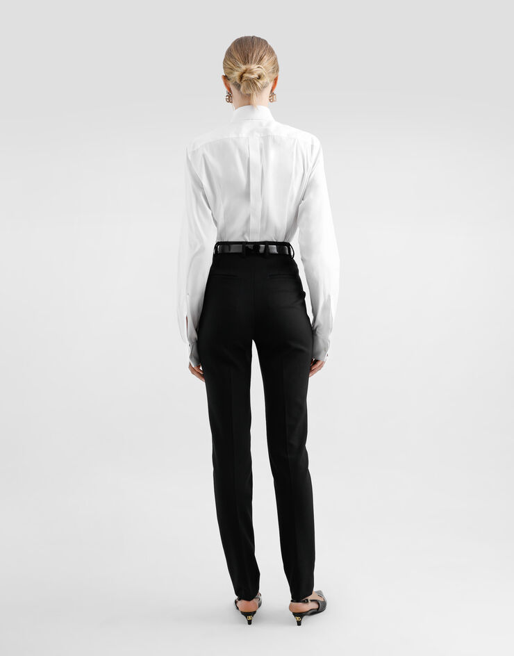 Dolce & Gabbana Smokingbluse aus Baumwolle mit strassbesetztem Plastron Weiss F5T16ZFU5T9