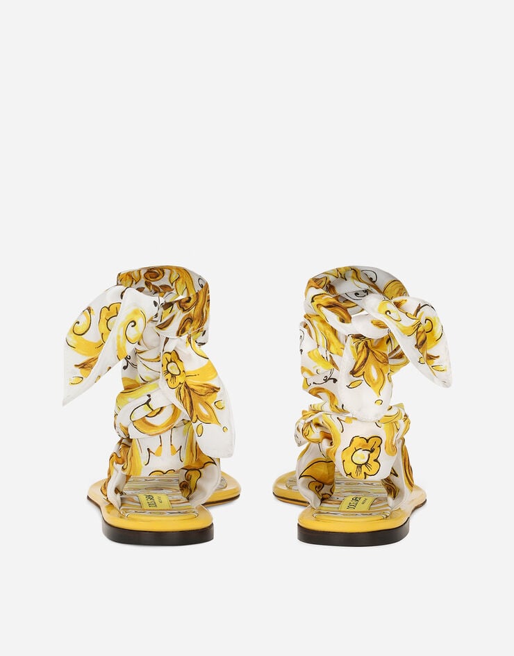 Dolce & Gabbana Zehenstegsandale aus bedrucktem Seidentwill Gelb CQ0598AT850