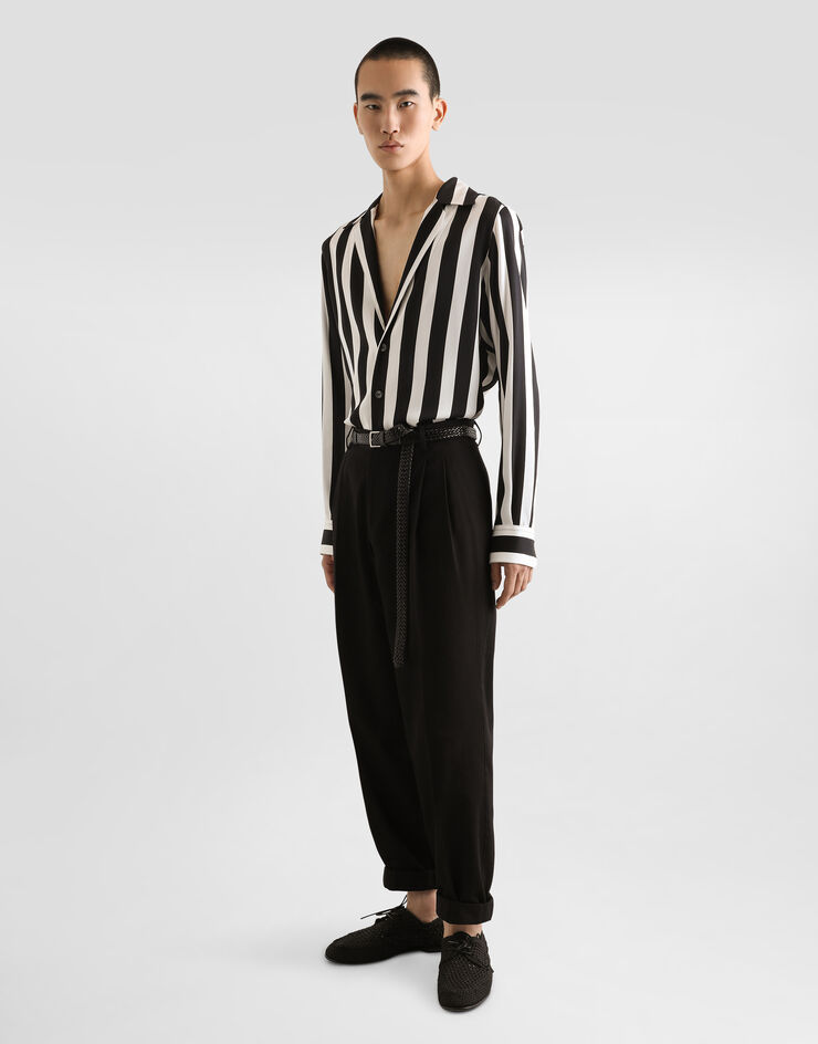 Dolce & Gabbana Langarmhemd mit V-Ausschnitt aus Seidencharmeuse Mehrfarbig G5MX5TFSA5W