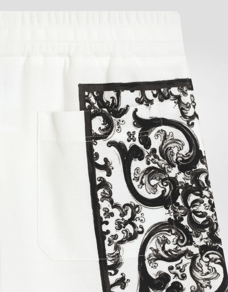 Dolce & Gabbana شورت برمودا من بيكيه مزدوج بطبعة مايوليكا متعدد الألوان L4JQV3II7HN