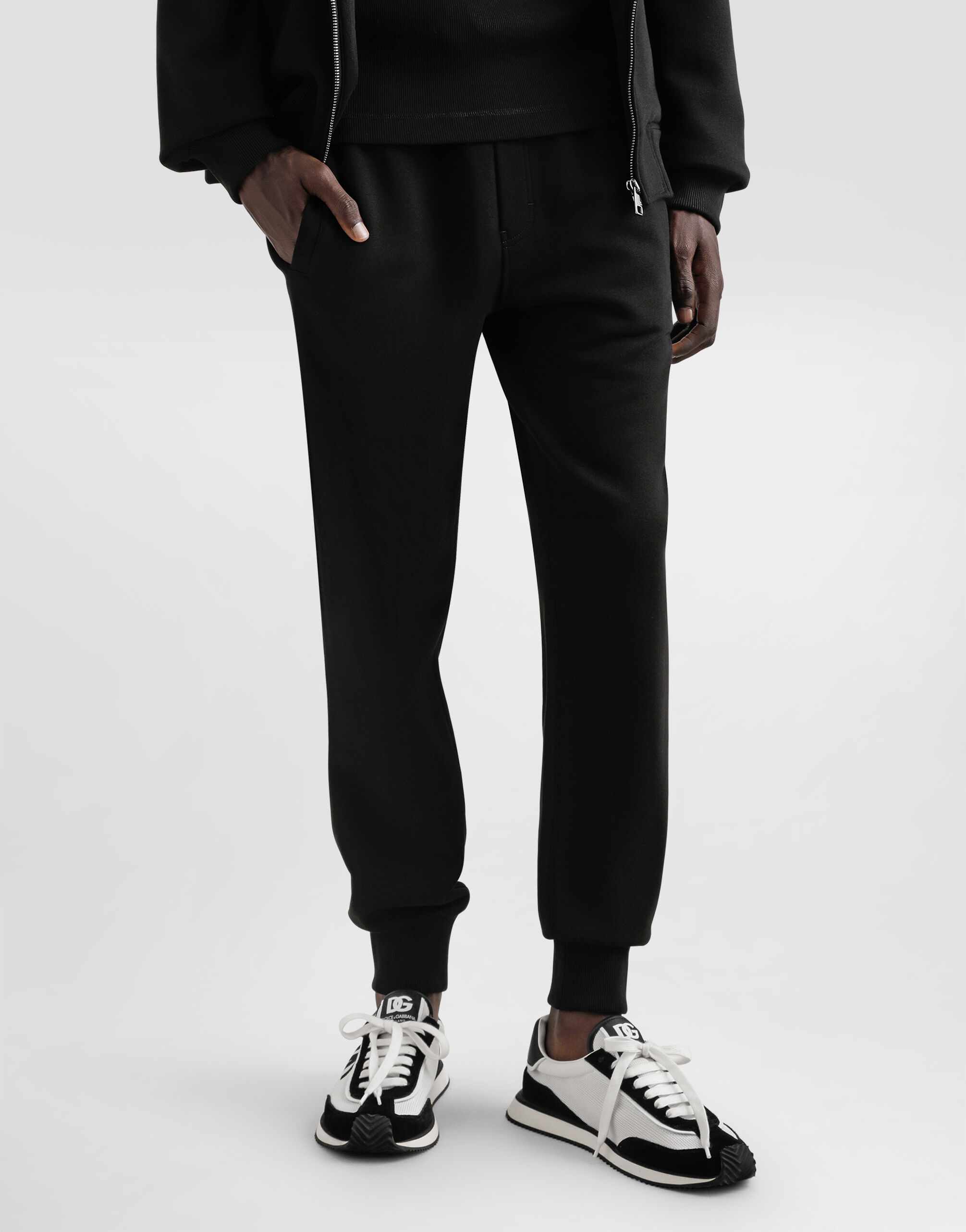 ブラックのメンズ ロゴプレート ストレッチジャージー