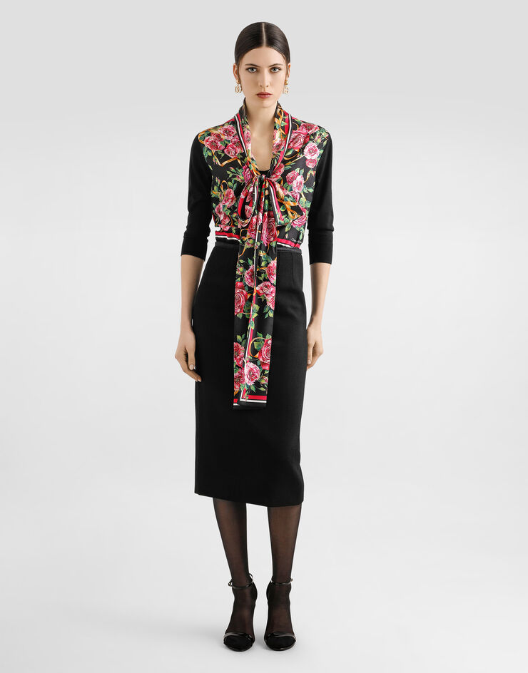 Dolce & Gabbana Jersey de seda con panel fular y lazada al cuello de sarga con estampado de rosas Imprima FXY17TJBSK9