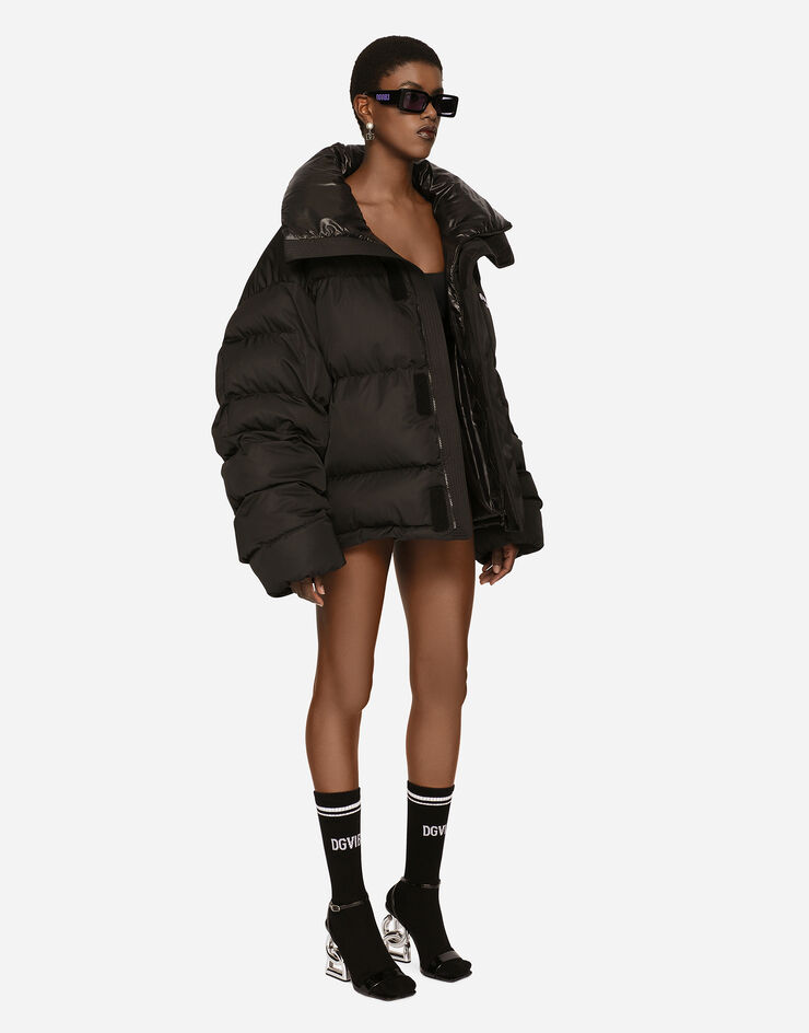 Dolce & Gabbana Wattierte Steppjacke mit hohem Kragen aus Nylon:<br>• Schwarz<br>• Hoher Kragen<br>• Lange Ärmel<br>• Taschen vorne mit Reißverschluss <br>• Mit Wattierung<br>• Nylonfutter<br>• Verschluss vorn mit Reißverschluss <br>• Der Artikel hat bei Größe 40 IT eine Länge von 66 cm ab der hinteren Mitte<br>• Das Model ist 175 cm groß und trägt Größe 54 IT <br>• Made in Italy DGVIB3 Schwarz F9R72ZGH095