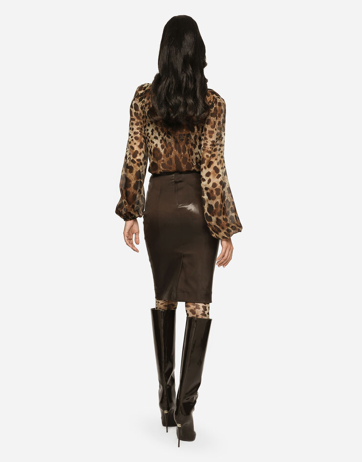 Dolce&Gabbana Camisa de chifón con estampado de leopardo con chalina Estampado Animalier F5N70TIS1MN