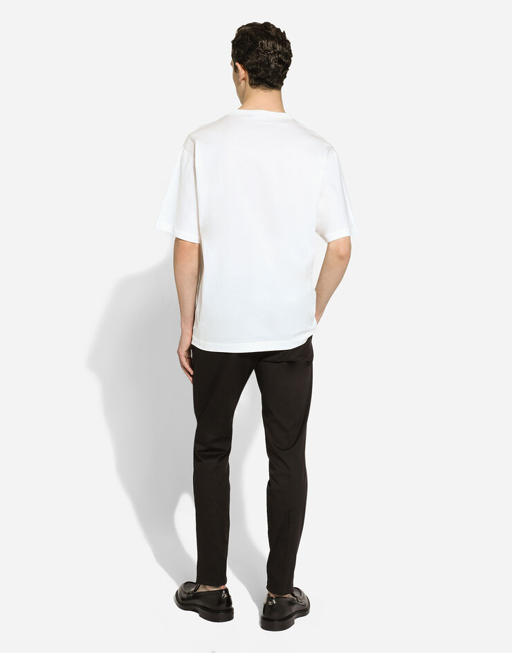Dolce & Gabbana T-Shirt aus bedruckter Baumwolle mit Logostickerei Weiss G8PN9ZG7NYE