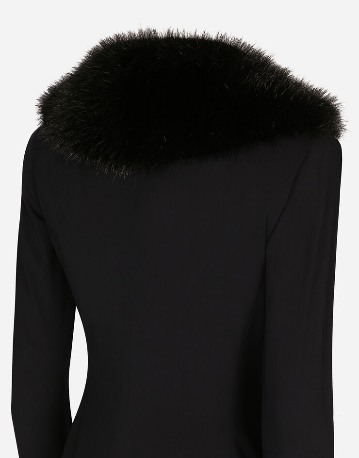 Dolce&Gabbana Langer Mantel aus Seidengeorgette mit Kunstfellkragen Schwarz F0W0VTFUAFZ