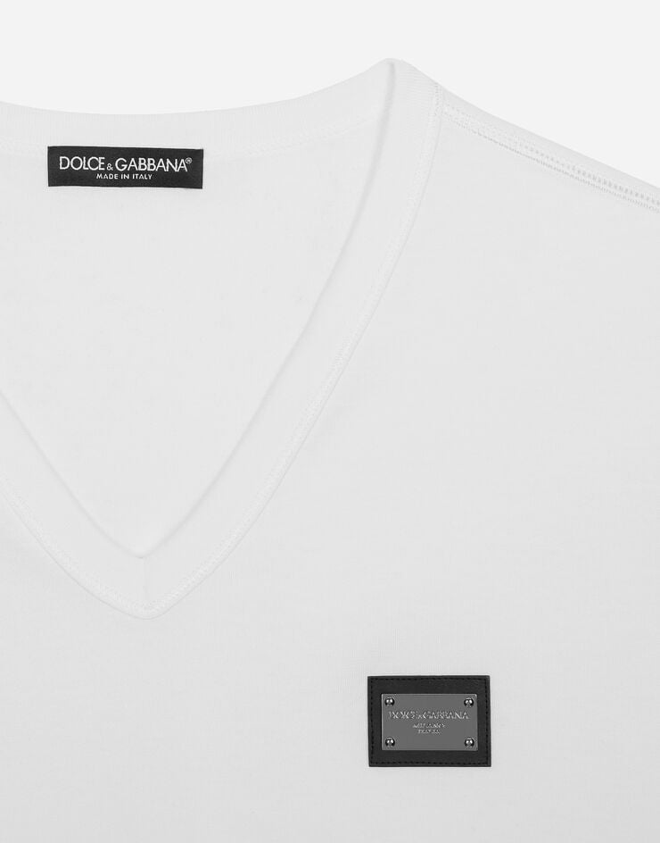 Dolce & Gabbana Baumwoll-T-Shirt V-Ausschnitt mit Logoplakette Weiss G8PT2TG7F2I