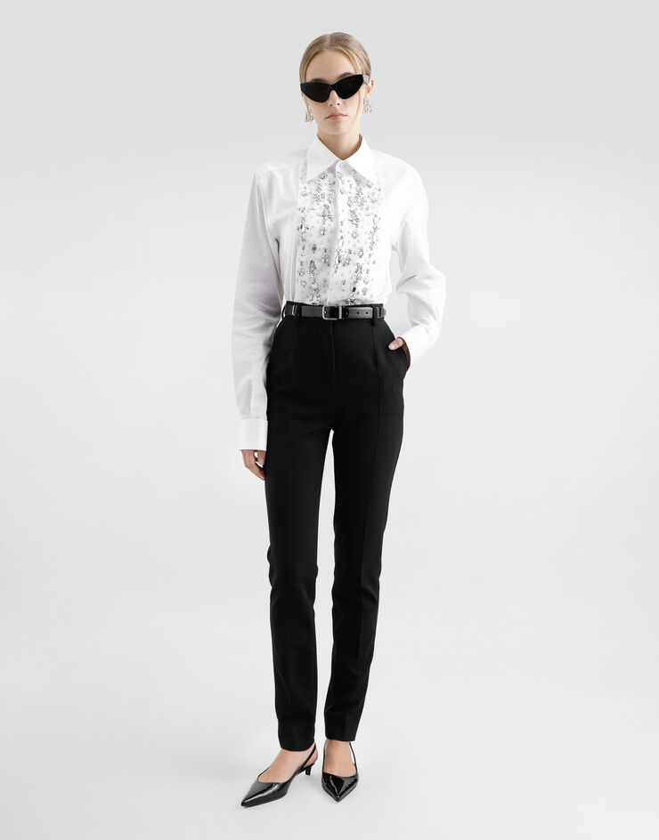 Dolce & Gabbana Smokingbluse aus Baumwolle mit strassbesetztem Plastron Weiss F5T16ZFU5T9