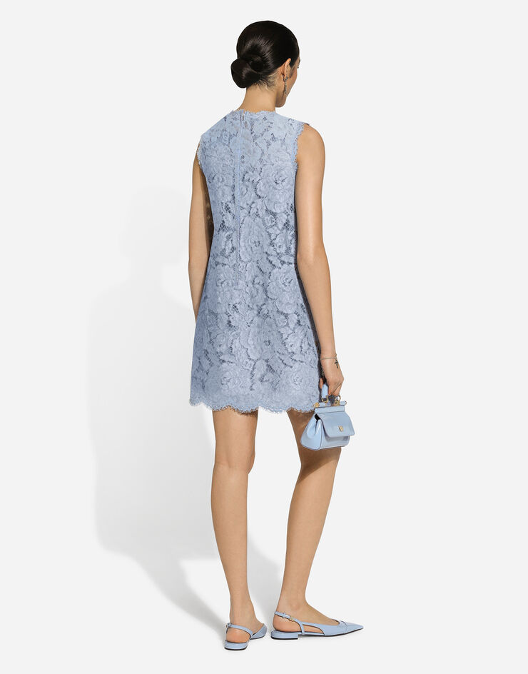 Dolce & Gabbana Langes A-Linien-Kleid ohne Ärmel aus floraler Spitze mit DG-Logo Azurblau F6ATYTHLM7L