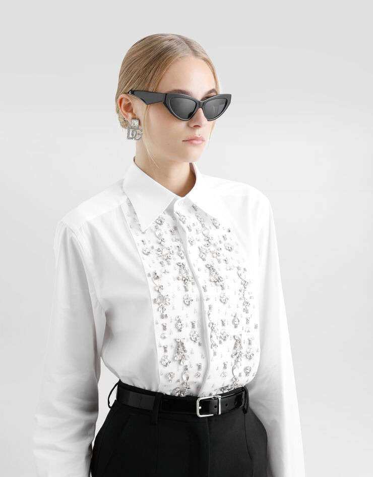 Dolce & Gabbana Smokingbluse aus Baumwolle mit strassbesetztem Plastron Weiss F5T16ZFU5T9
