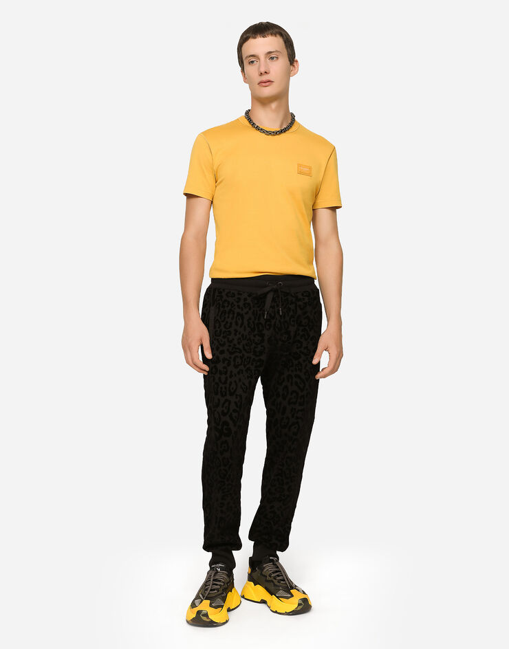 Dolce & Gabbana Camiseta con cuello de pico en algodón con placa con logotipo Amarillo G8KJ9TFU7EQ