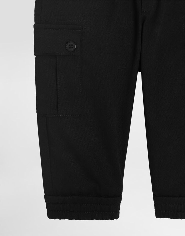 Dolce & Gabbana Cargohose aus Gabardine mit Logoplakette Schwarz L14P81FUFL3