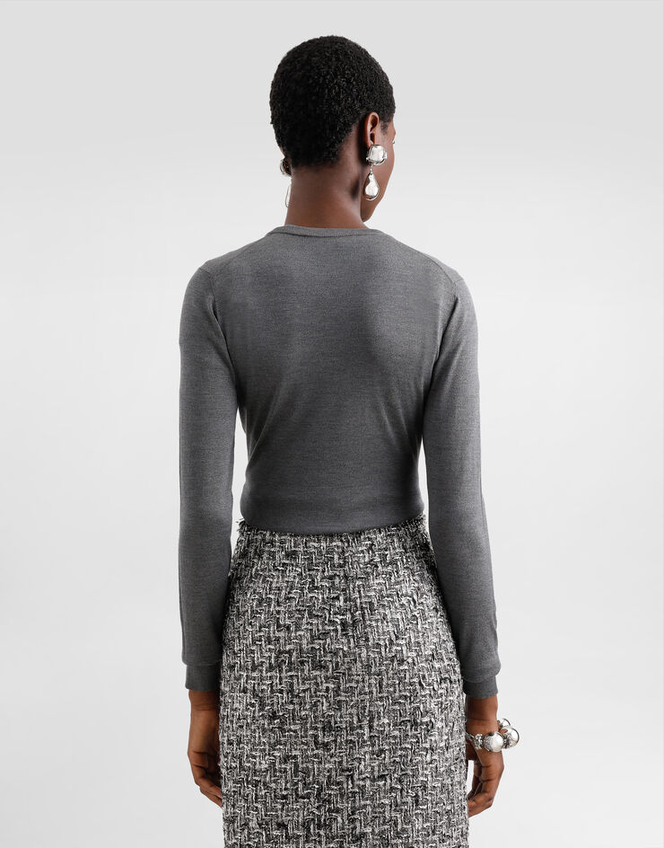 Dolce & Gabbana Cárdigan de seda con cuello de pico y logotipo DG bordado Gris FXV78ZJBSKY