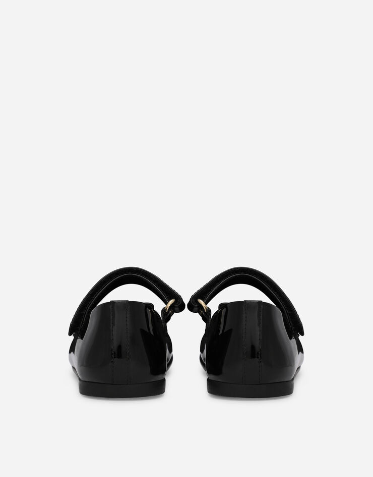 Dolce & Gabbana حذاء باليه مسطح من جلد لامع بشعار DG معدني أسود D20081A1328