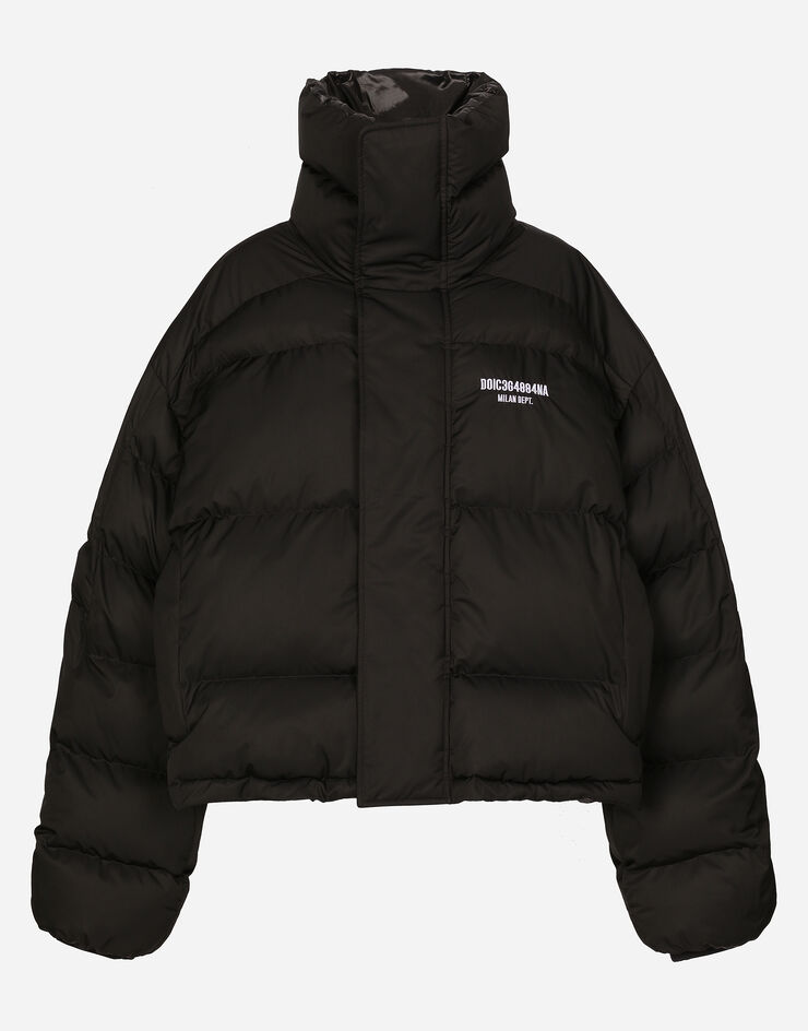 Dolce & Gabbana Wattierte Steppjacke mit hohem Kragen aus Nylon:<br>• Schwarz<br>• Hoher Kragen<br>• Lange Ärmel<br>• Taschen vorne mit Reißverschluss <br>• Mit Wattierung<br>• Nylonfutter<br>• Verschluss vorn mit Reißverschluss <br>• Der Artikel hat bei Größe 40 IT eine Länge von 66 cm ab der hinteren Mitte<br>• Das Model ist 175 cm groß und trägt Größe 54 IT <br>• Made in Italy DGVIB3 Schwarz F9R72ZGH095