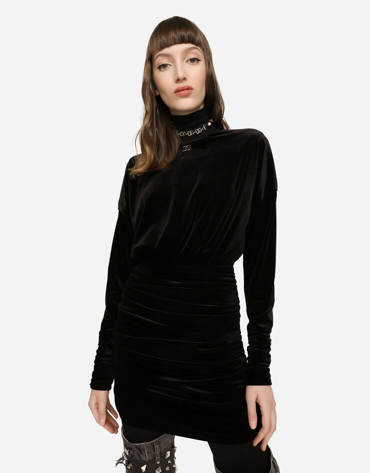 Dolce & Gabbana Короткое драпированное платье из бархата с логотипом DG черный F6Z9VTFUWEG