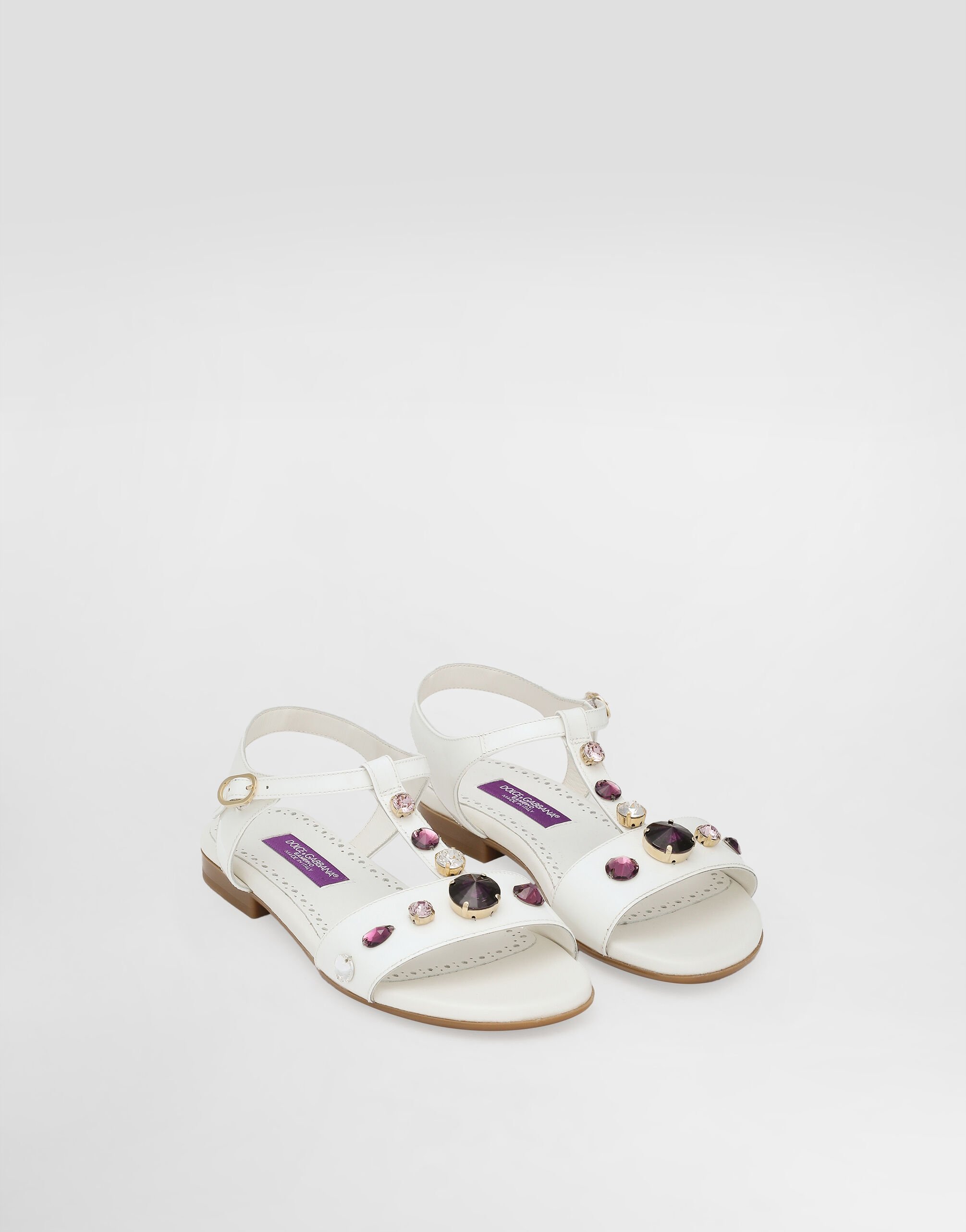 Patent leather sandal with embroidery