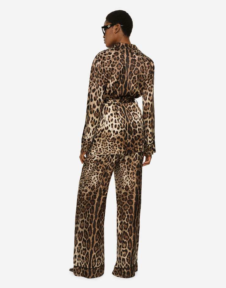 Dolce & Gabbana Chemise de pyjama en satin à imprimé léopard et ceinture Multicolore F5I89TFSAXY